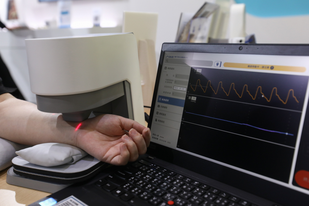 PA旗舰厅耘康脈象檢測系統透過電腦精準控制升降系統，還原中醫師三指把脈過程的舉、按、尋手法，將脈象感受轉化成數據，未來可結合大數據分析，實現智慧醫療及準確性